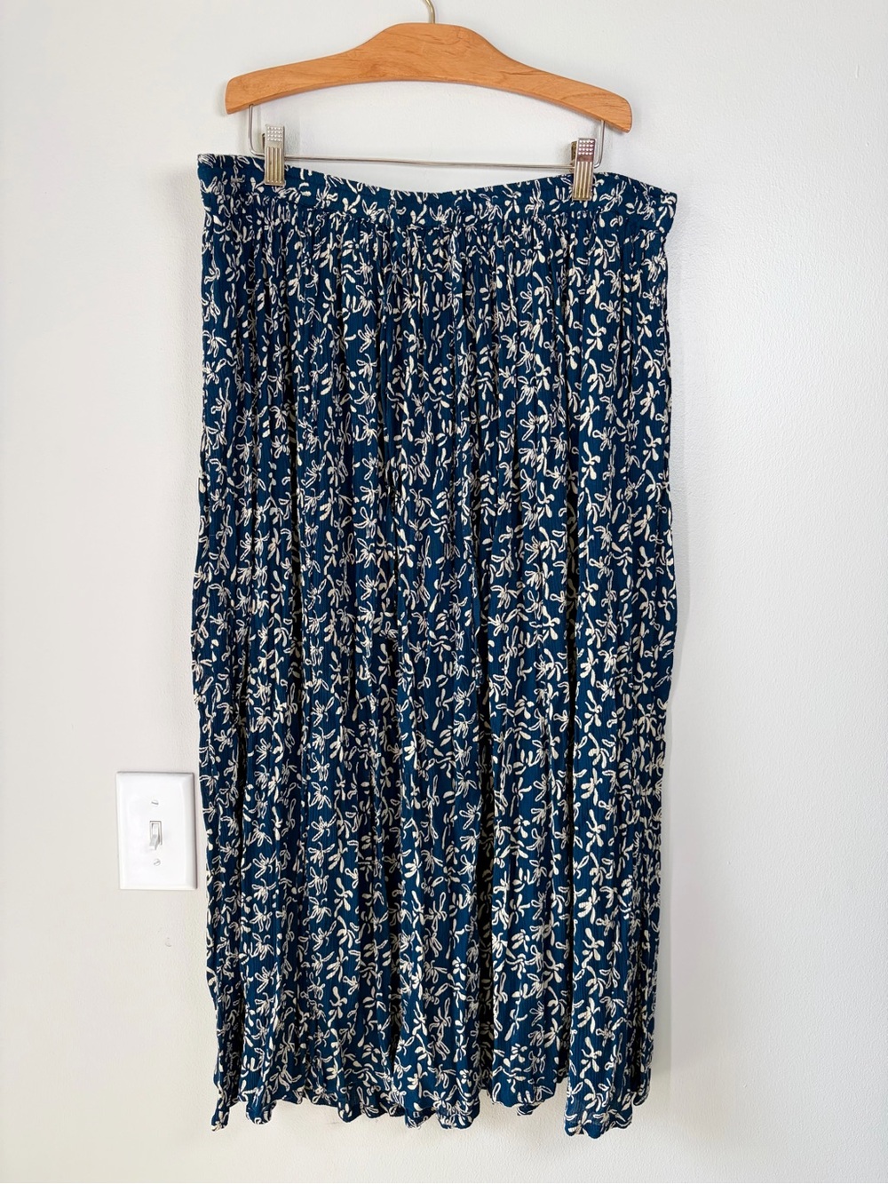 Orvis Navy Crinkle Ditsy Floral Patterned Whimsy Midi Maxi Skirt Artsy Boho